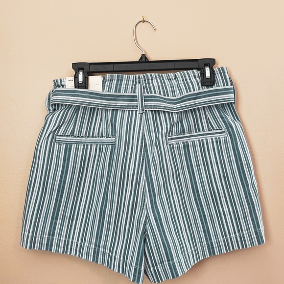 NWT high-waisted American Eagle mom shorts // swipe to see unfiltered raw color - Picture 2 of 6